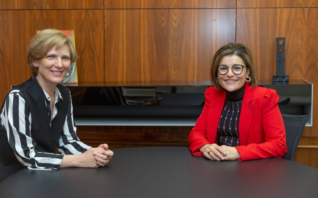 Berta Sáez, rectora de la USJ, Beatriz Giner, vicerrectora de Investigación, y Laura Zaurín, decana de la Facultad de Ciencias de la Salud, visitan la Universidad de Navarra