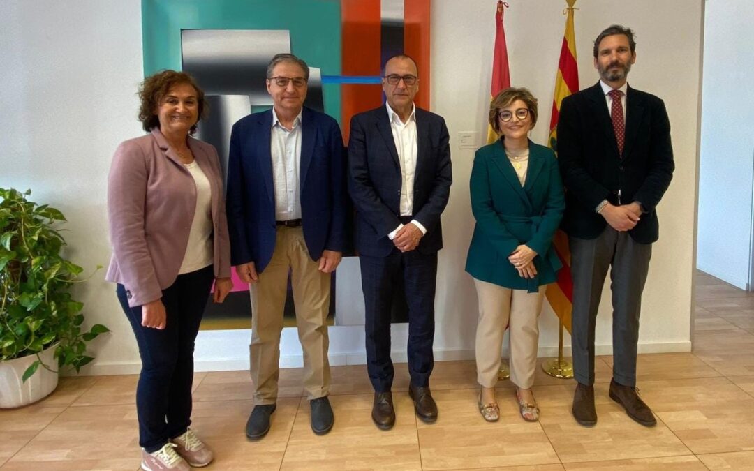 El consejero de Educación aborda con la rectora de la Universidad San Jorge una futura colaboración en las aulas hospitalarias