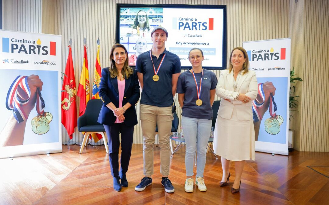 CaixaBank organiza un evento en el Edificio Grupo San Valero para apoyar a las jóvenes promesas de la natación paralímpica María Delgado e Iván Salguero