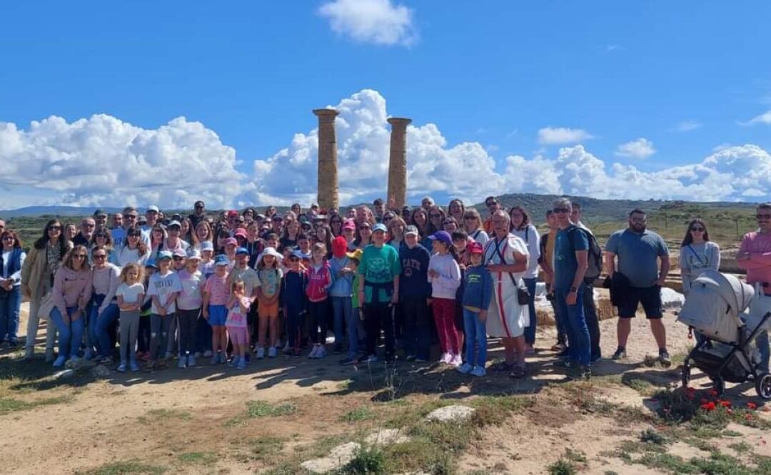 Las familias del personal del Grupo San Valero hacen su excursión anual a la ciudad romana de Los Bañales