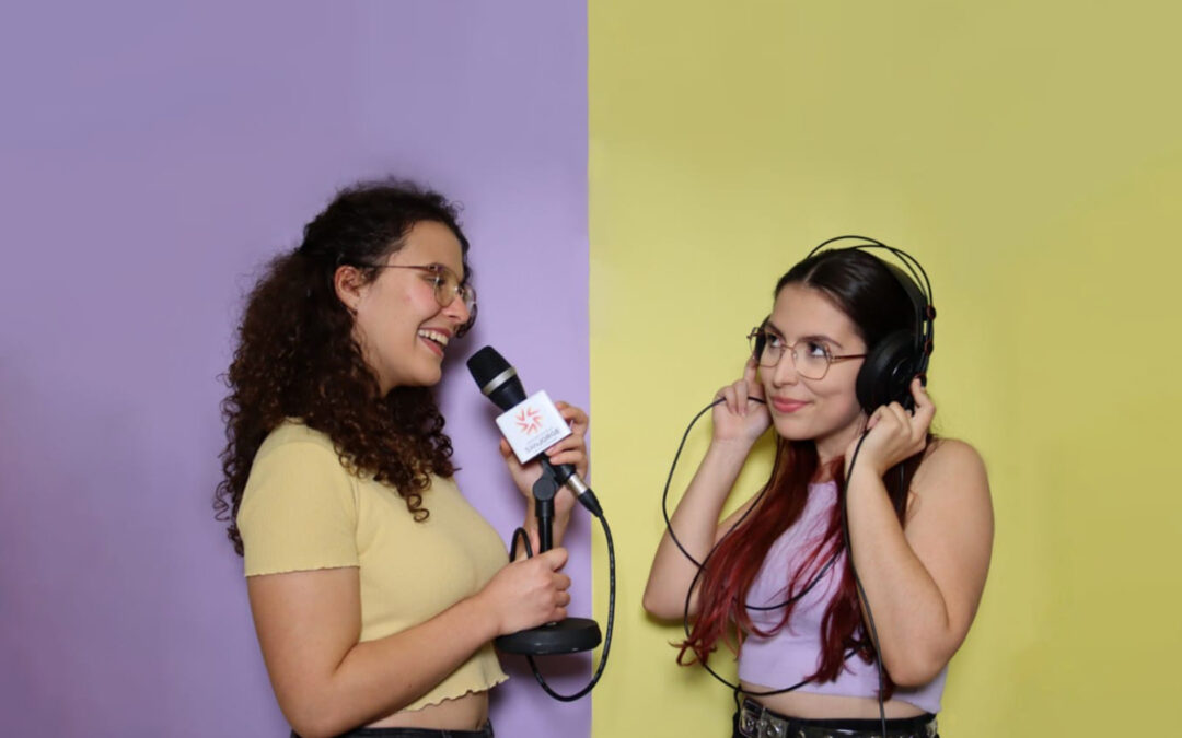 Las estudiantes de 4º de Psicología Sara Gracia y Lucía Casaña crean un podcast divulgativo donde relacionan temas diversos con la psicología