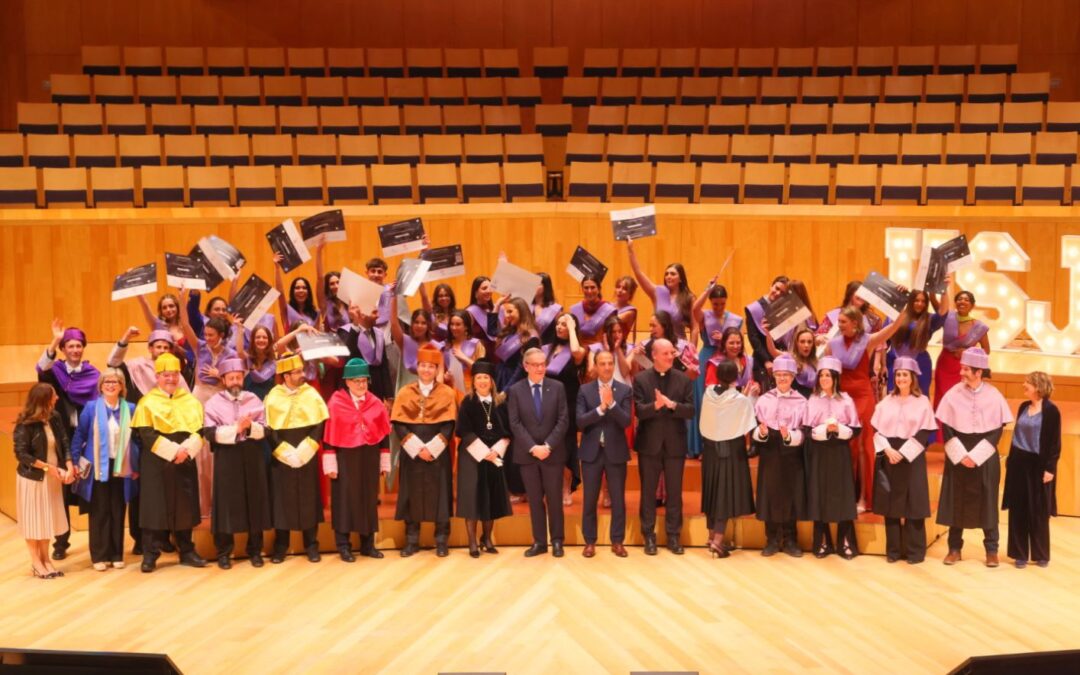 Los alumnos de la promoción 2024 de la Facultad de Ciencias de la Salud celebran su graduación