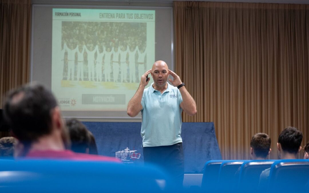 Demetrio Lozano, medallista olímpico y docente de la USJ, transmite los valores del deporte