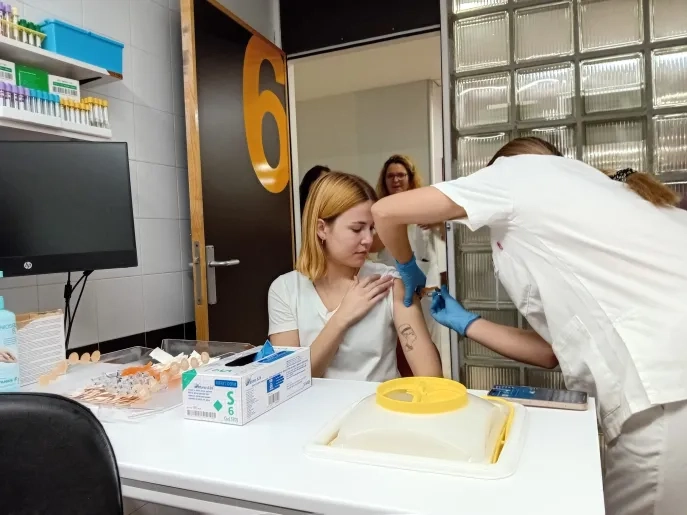 Alumnos de la Facultad de Ciencias de la Salud de la USJ participan en una jornada de vacunación frente a la gripe 