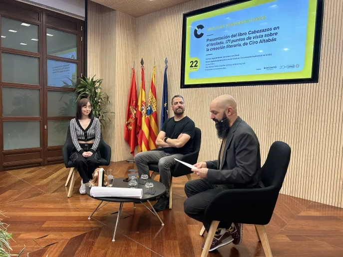 ¿Cómo escriben Elvira Lindo, Rosa Montero o Vanessa Montfort? El director de cine Ciro Altabás presenta su libro “Cabezazos en el teclado"