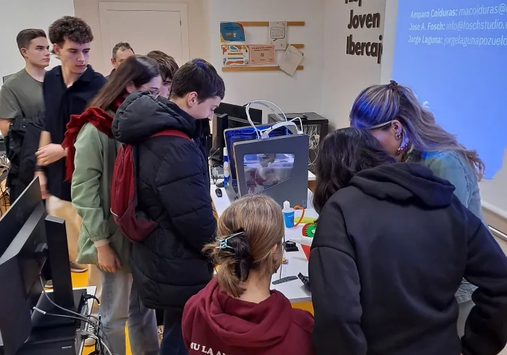 La profesora Amparo Coiduras y los alumnos José Ángel Fosch y Jorge Laguna imparten un taller sobre diseño de producto en Espacio Joven Ibercaja