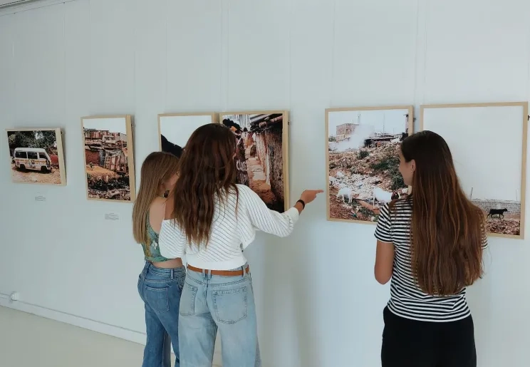 El reportaje fotoperiodístico ‘La monocromía de Chocolate City’, de Álex Bascuas, inaugura el programa expositivo de Espacio en blanco de la Universidad San Jorge