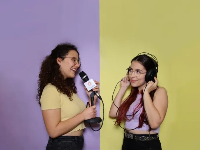 Las estudiantes de 4º de Psicología Sara Gracia y Lucía Casaña crean un podcast divulgativo donde relacionan temas diversos con la psicología