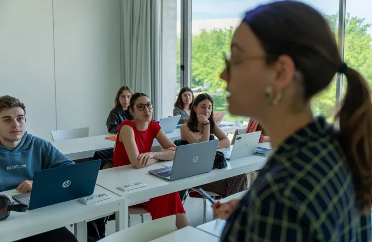 FORMACIÓN ACADÉMICA   Y PRÁCTICA