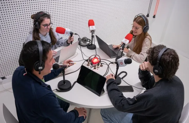 ESTUDIOS   DE RADIO    Y CABINAS   DE EDICIÓN