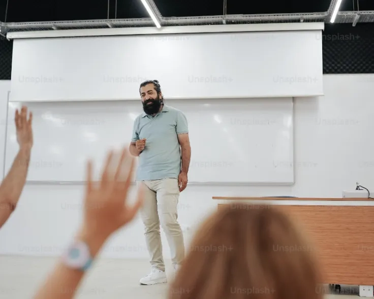 El Grado en Comunicación Audiovisual de la USJ es una experiencia educativa integral que prepara a los estudiantes para enfrentar los retos del mundo actual en medios de comunicación y producción audiovisual