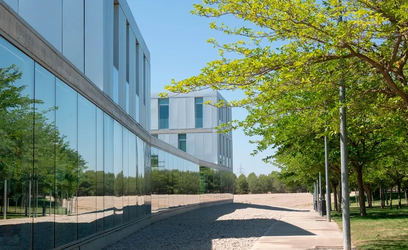 DESCUBRE LAS INSTALACIONES   DE LA ESCUELA DE ARQUITECTURA Y TECNOLOGÍA